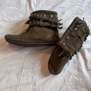Minnetonka Women's Double Fringe Side‎ Zip Boot Moccasin Green